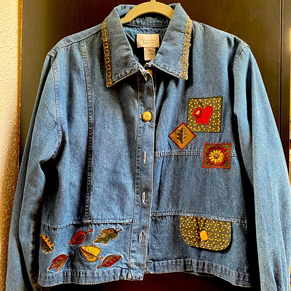 Cute fall denim jacket. Size large. Worn a few times, in like new condition